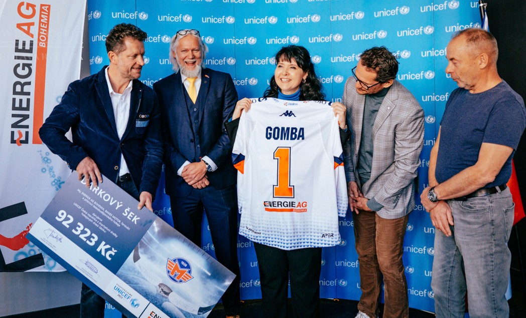 Unicef_předání šeku_ Ivan Kafka, Stanislav Bednařík,Pavla Gomba, Patrik Eliáš, Václav Marhoul.jpg